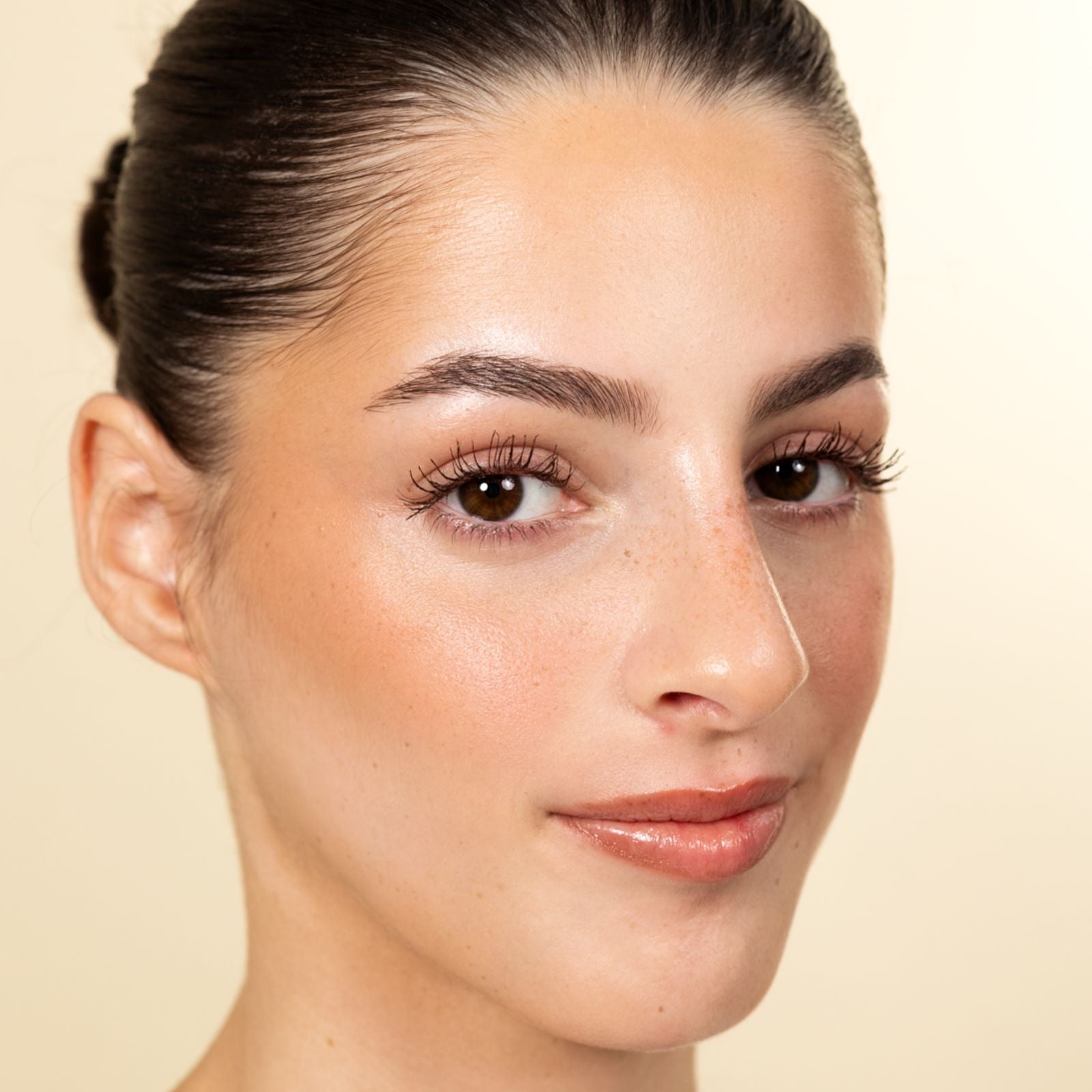 MASCARA VOLUME & CURL (WITH EYELASH SERUM)