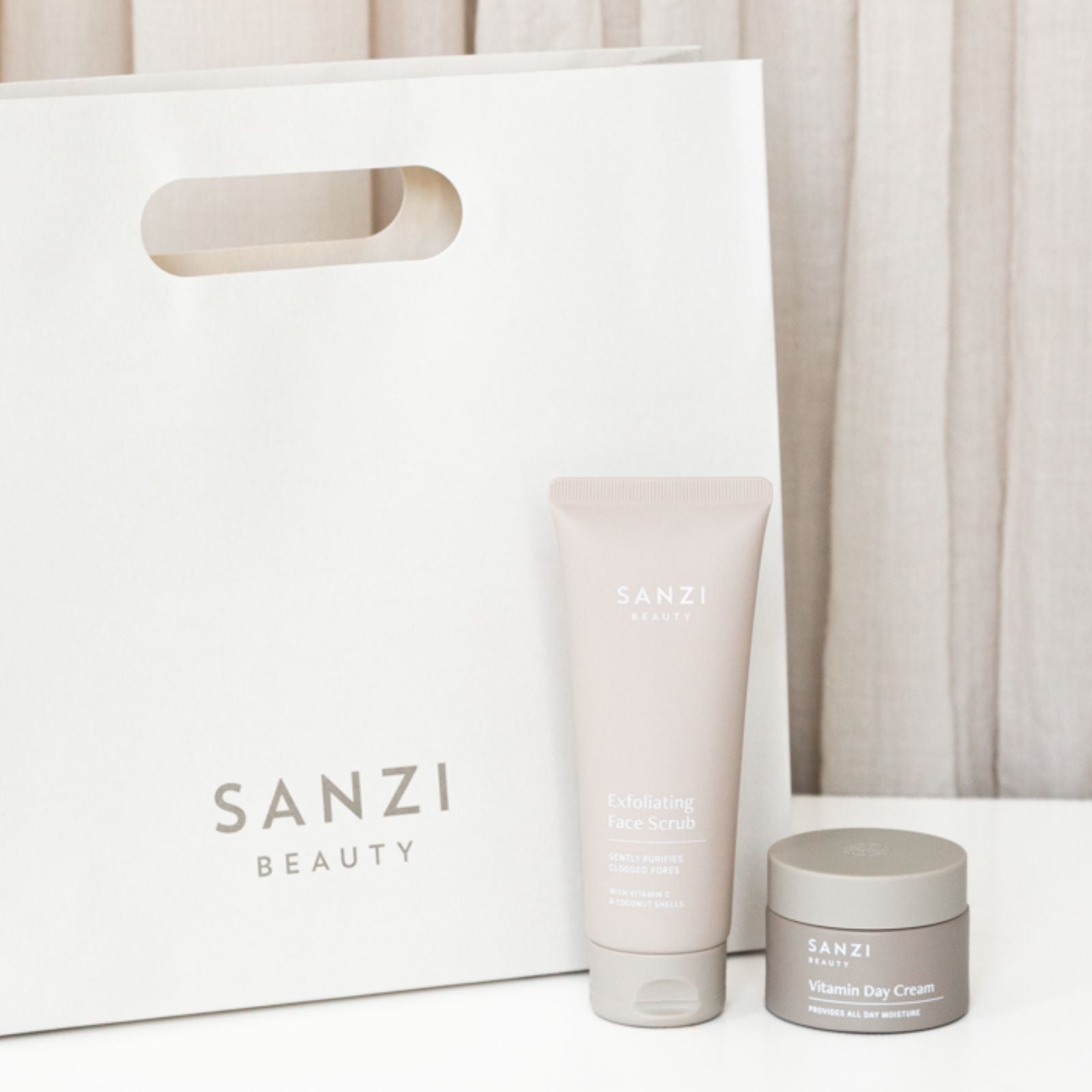FARS DAG PAKKE: EXFOLIATING FACE SCRUB & VITAMIN DAY CREAM